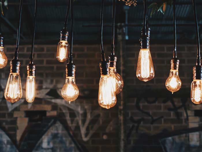 gros plan sur des ampoules vintage suspendues