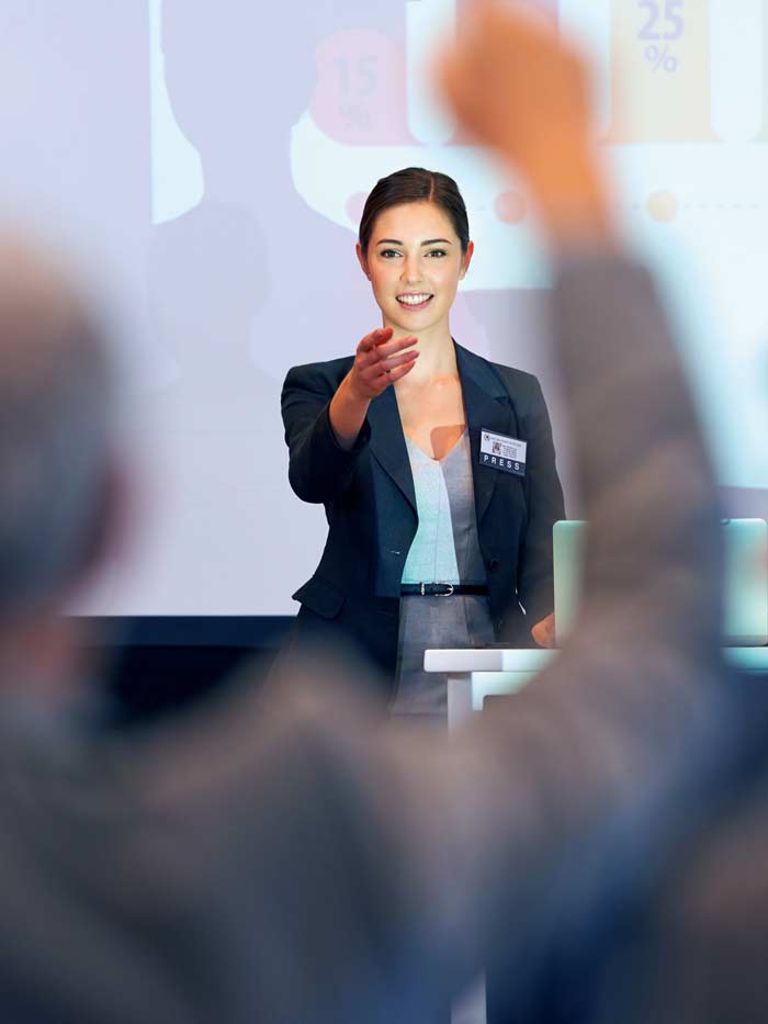 portrait d'une femme donnant une conférence avec assurance