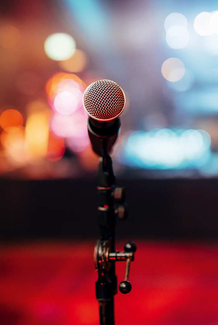 gros plan sur un microphone avec un arrière plan flou et coloré